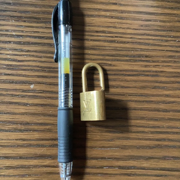 Louis Vuitton lock 🔒 - Picture 2 of 7